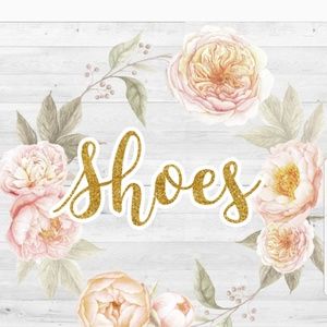 Shoes in many sizes 